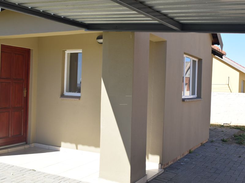 Affordable Luxury- 3 Bedroom House in a great Area - Photo 2