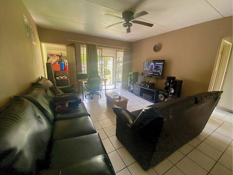 Bright and airy ground floor apartment in Sunset Close complex. - Photo 6