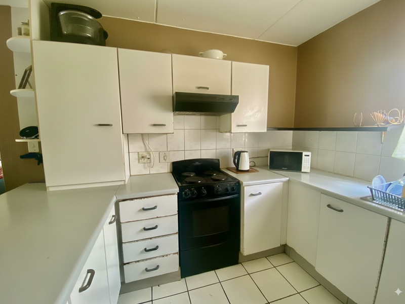 Bright and airy ground floor apartment in Sunset Close complex. - Photo 3