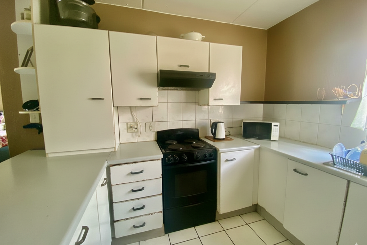 Bright and airy ground floor apartment in Sunset Close complex. - Photo 3