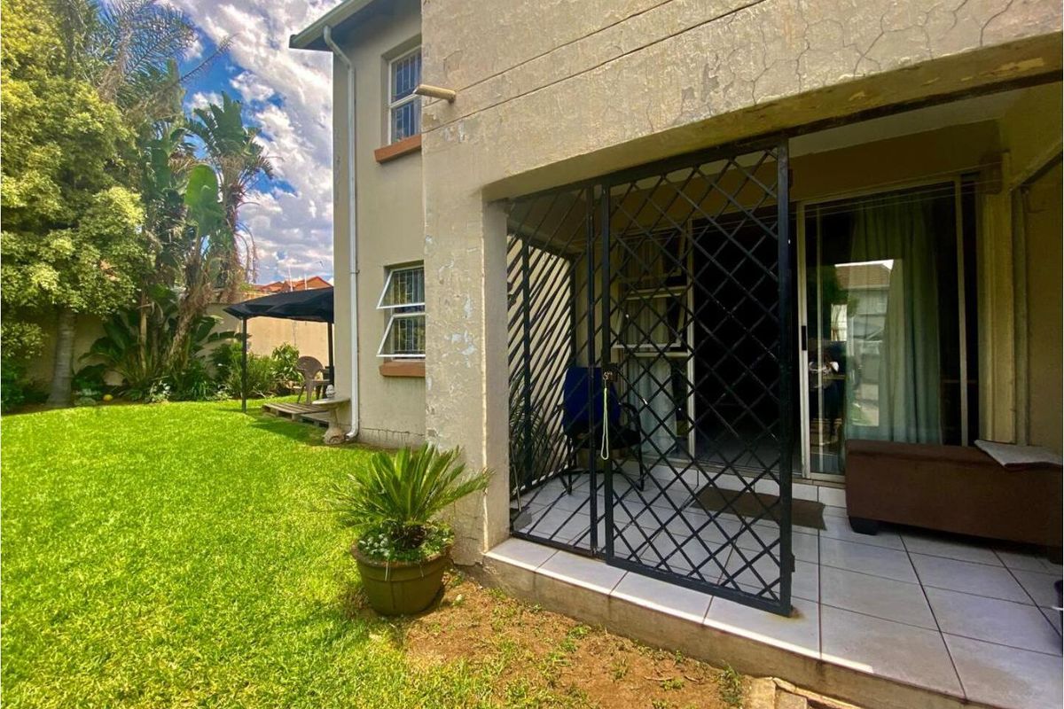 Bright and airy ground floor apartment in Sunset Close complex. - Photo 2