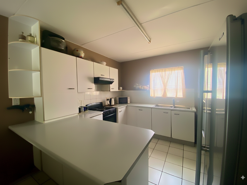 Bright and airy ground floor apartment in Sunset Close complex. - Photo 4