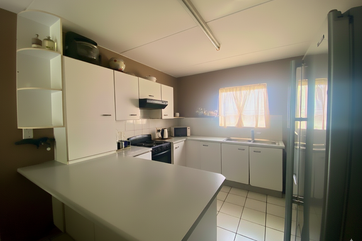 Bright and airy ground floor apartment in Sunset Close complex. - Photo 4