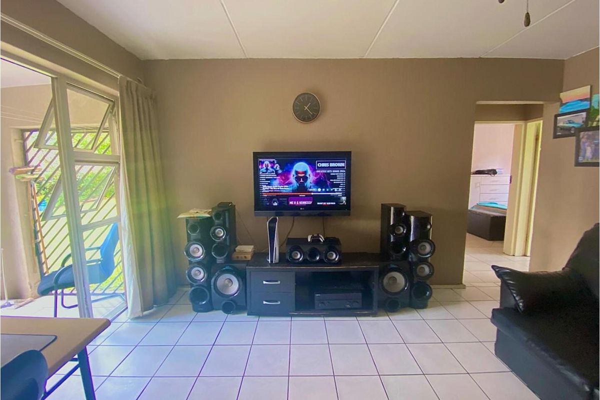 Bright and airy ground floor apartment in Sunset Close complex. - Photo 5