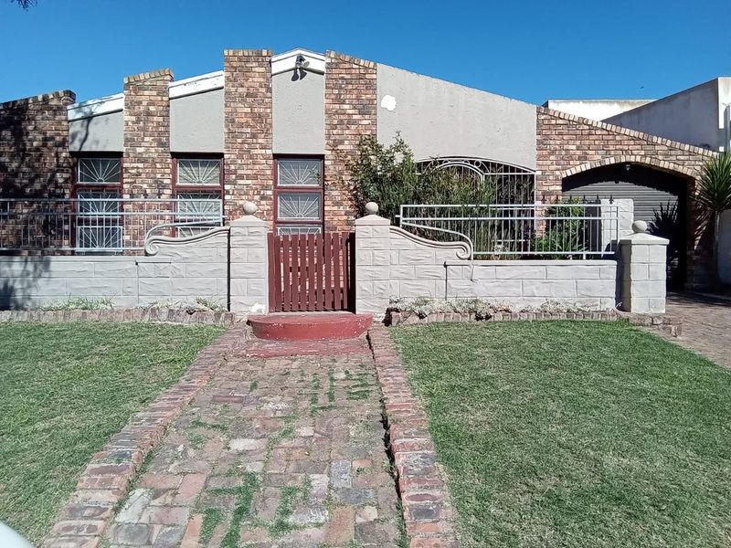 Neat 3-Bedroom Family Home with lock up Garage in Salsoneville, Bethelsdorp - Photo 2