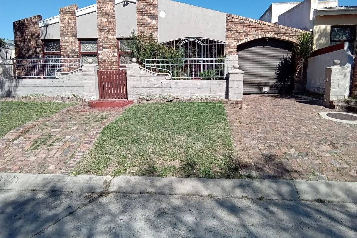 Neat 3-Bedroom Family Home with lock up Garage in Salsoneville, Bethelsdorp - Photo 3