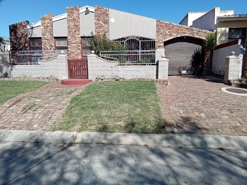 Neat 3-Bedroom Family Home with lock up Garage in Salsoneville, Bethelsdorp - Photo 3