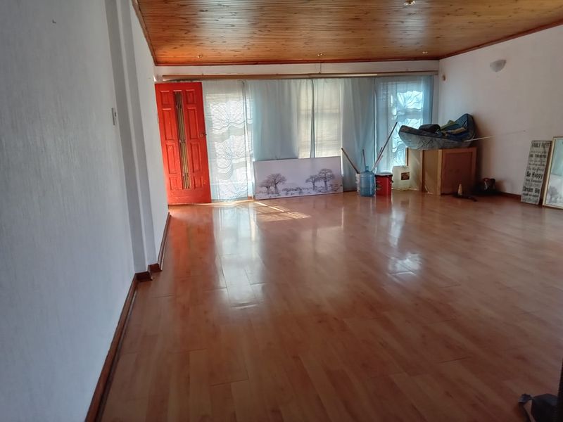 Neat 3-Bedroom Family Home with lock up Garage in Salsoneville, Bethelsdorp - Photo 8