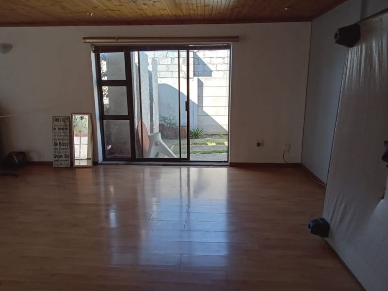 Neat 3-Bedroom Family Home with lock up Garage in Salsoneville, Bethelsdorp - Photo 7