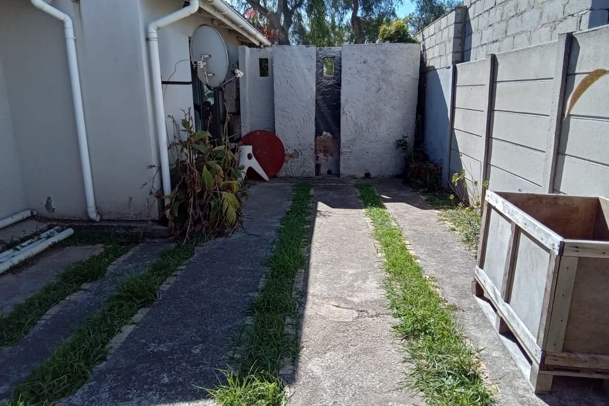 Neat 3-Bedroom Family Home with lock up Garage in Salsoneville, Bethelsdorp - Photo 4