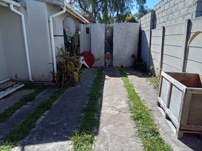 Neat 3-Bedroom Family Home with lock up Garage in Salsoneville, Bethelsdorp - Photo 4