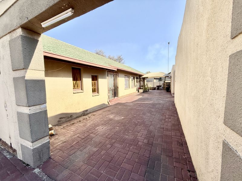 PERFECT INVESTMENT WITH A 3 BEDROOM HOUSE +4 EXTRA UNITS - Photo 2