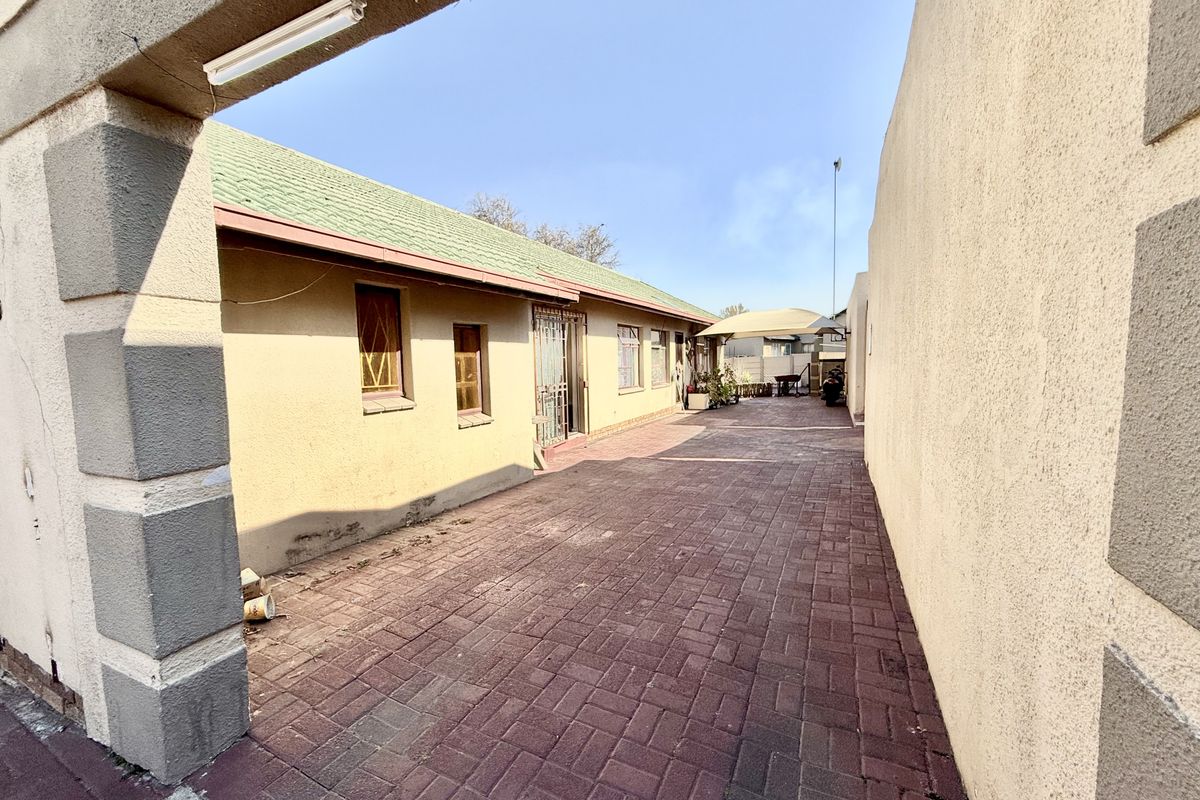 PERFECT INVESTMENT WITH A 3 BEDROOM HOUSE +4 EXTRA UNITS - Photo 2
