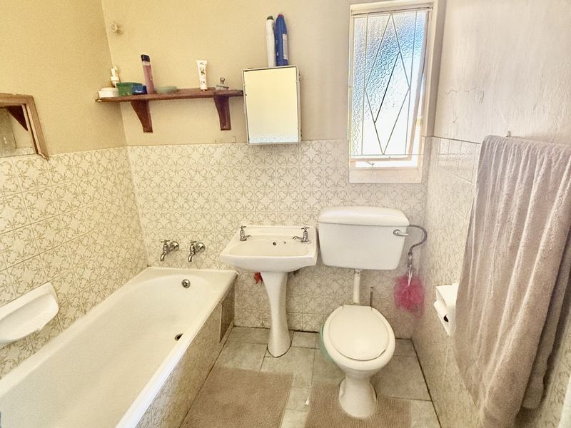 PERFECT INVESTMENT WITH A 3 BEDROOM HOUSE +4 EXTRA UNITS - Photo 10