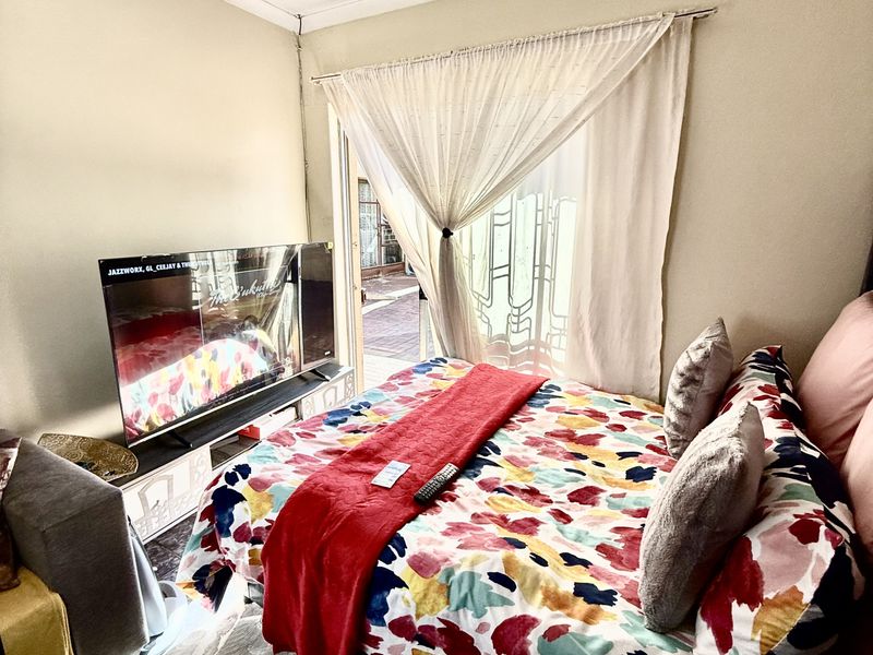 PERFECT INVESTMENT WITH A 3 BEDROOM HOUSE +4 EXTRA UNITS - Photo 8