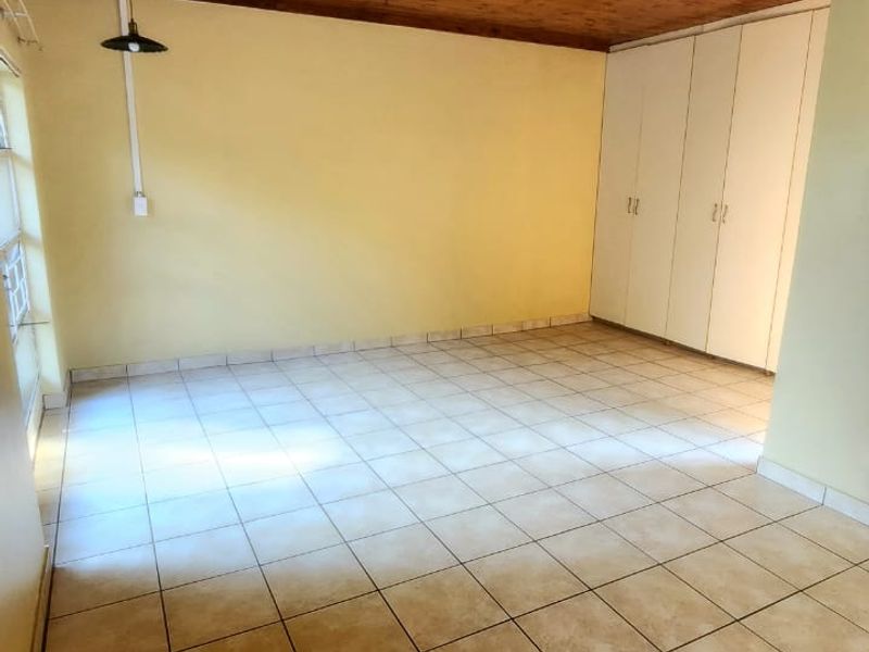 PERFECT INVESTMENT WITH A 3 BEDROOM HOUSE +4 EXTRA UNITS - Photo 9