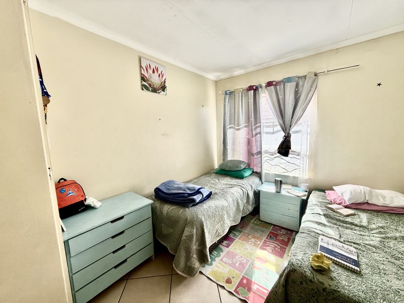 PERFECT INVESTMENT WITH A 3 BEDROOM HOUSE +4 EXTRA UNITS - Photo 7