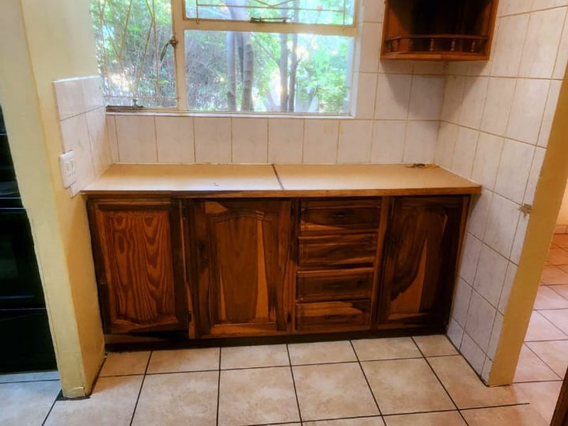 PERFECT INVESTMENT WITH A 3 BEDROOM HOUSE +4 EXTRA UNITS - Photo 6