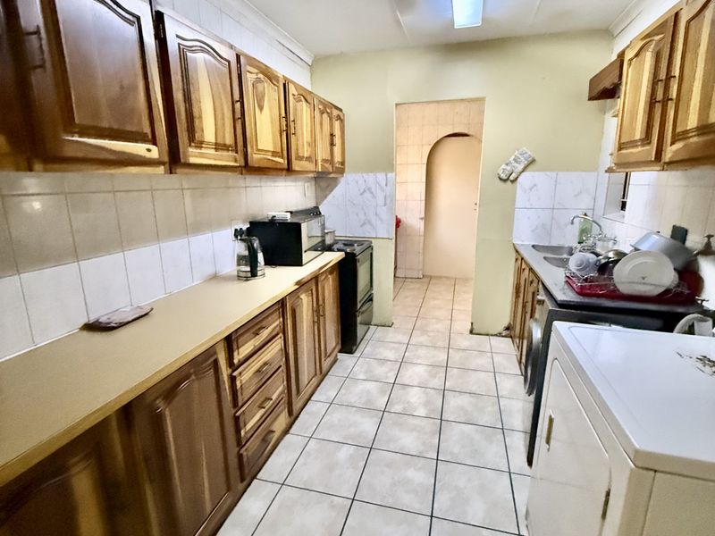 PERFECT INVESTMENT WITH A 3 BEDROOM HOUSE +4 EXTRA UNITS - Photo 4