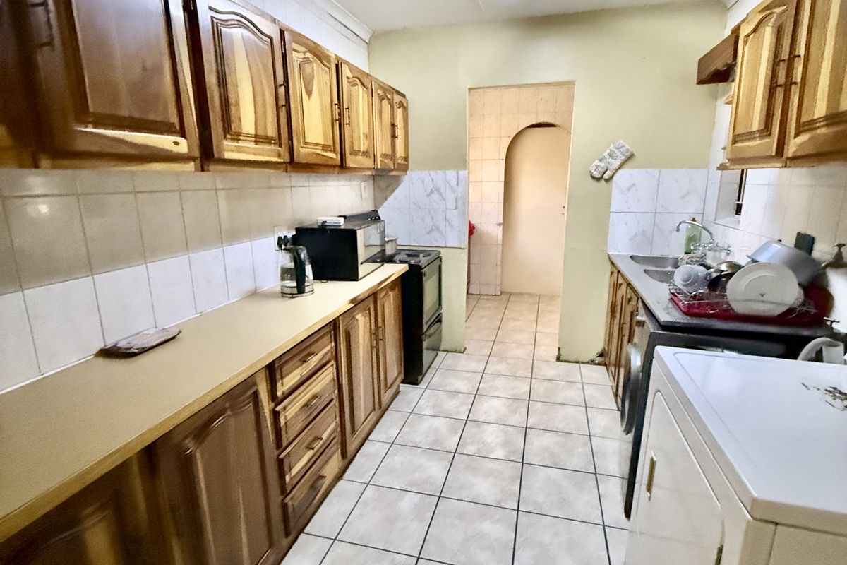 PERFECT INVESTMENT WITH A 3 BEDROOM HOUSE +4 EXTRA UNITS - Photo 4