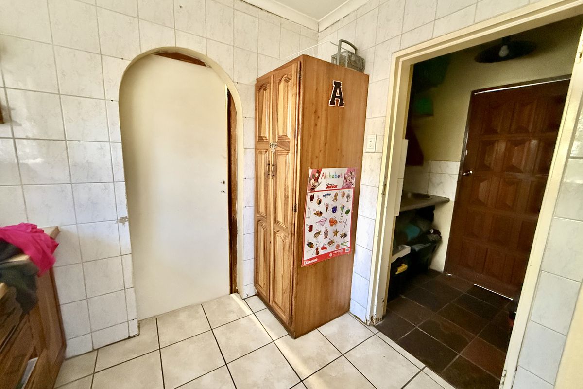 PERFECT INVESTMENT WITH A 3 BEDROOM HOUSE +4 EXTRA UNITS - Photo 5