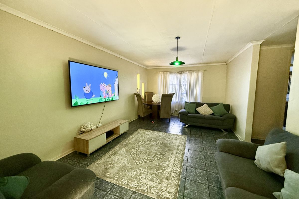 PERFECT INVESTMENT WITH A 3 BEDROOM HOUSE +4 EXTRA UNITS - Photo 3