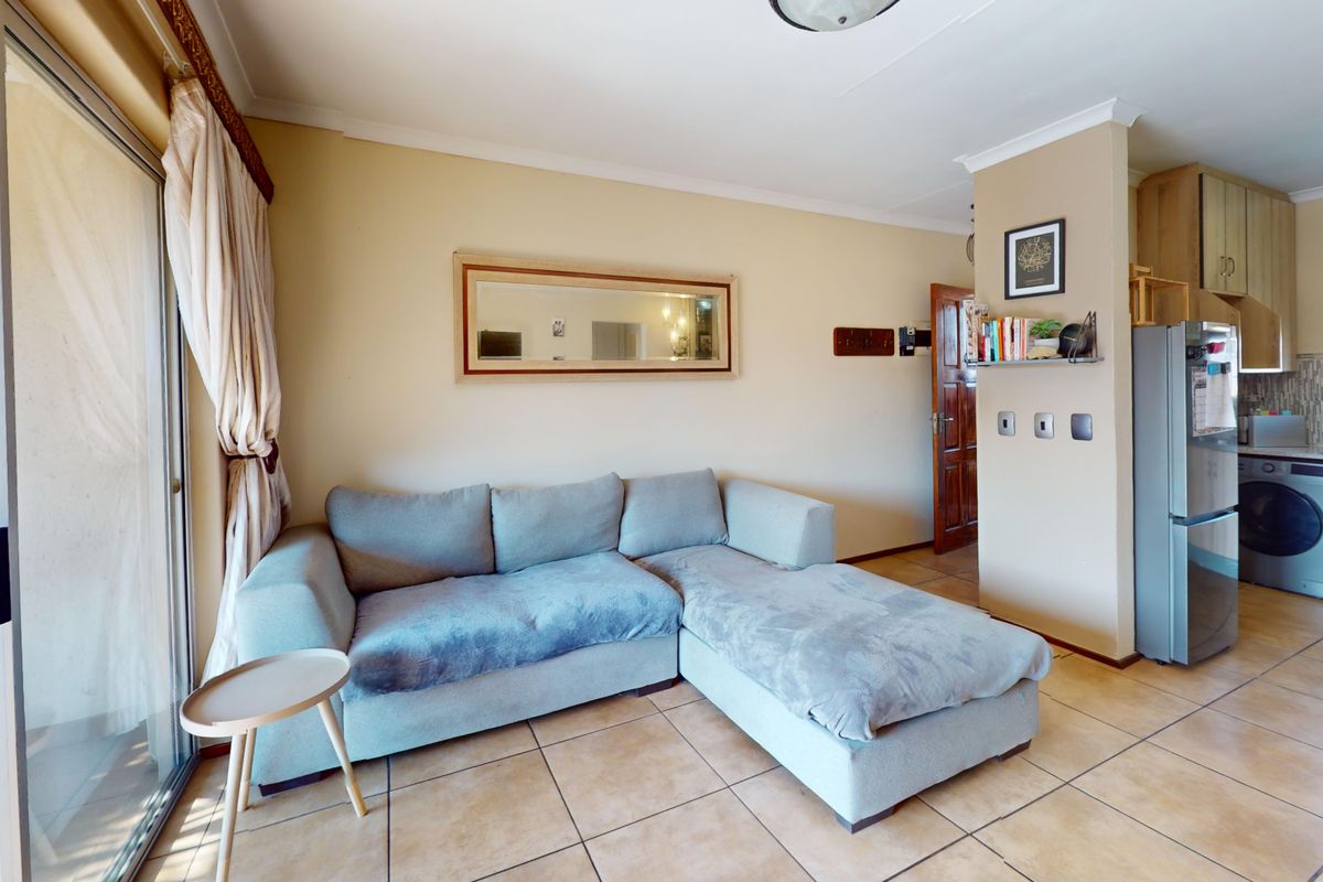 Spacious apartment in sought after neighbourhood. - Photo 2