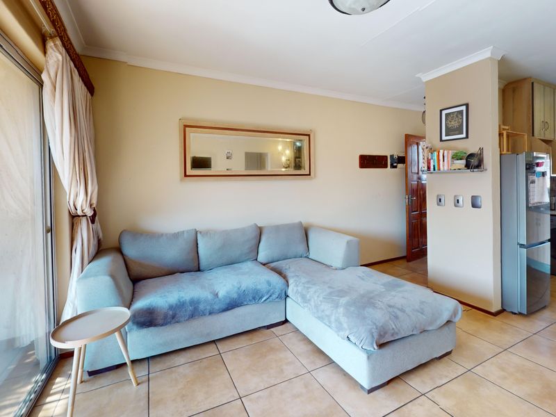 Spacious apartment in sought after neighbourhood. - Photo 2