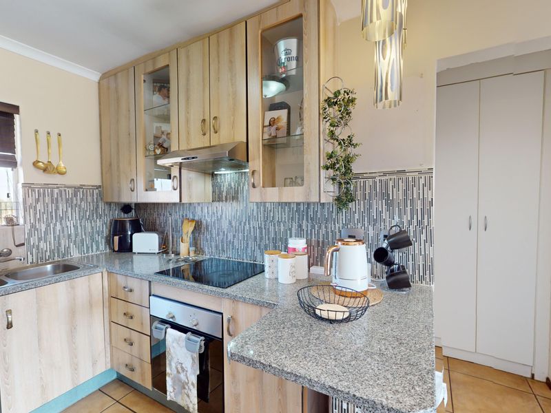 Spacious apartment in sought after neighbourhood. - Photo 5