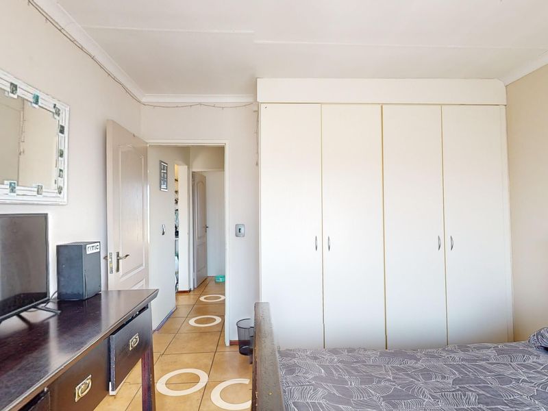 Spacious apartment in sought after neighbourhood. - Photo 9