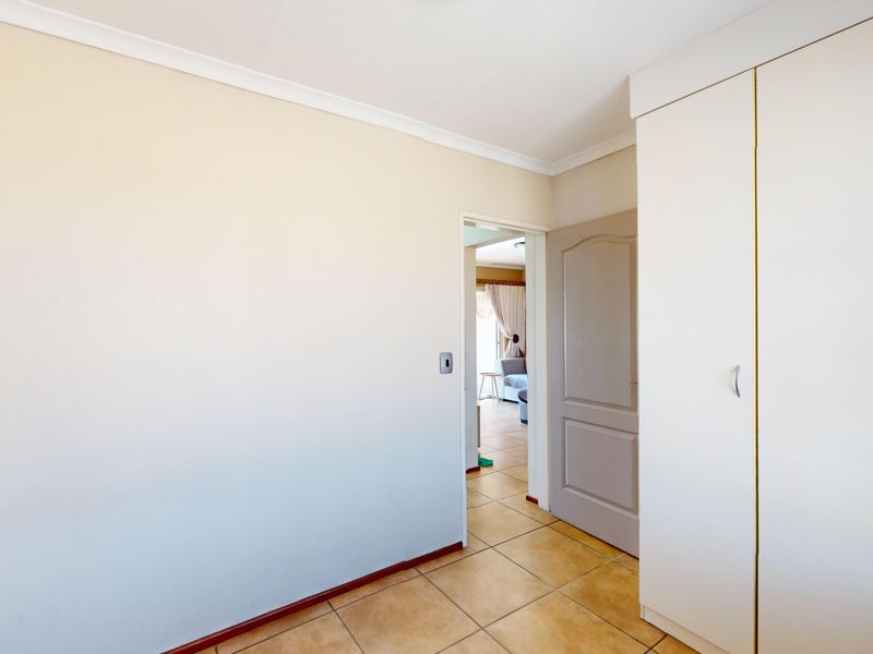 Spacious apartment in sought after neighbourhood. - Photo 10