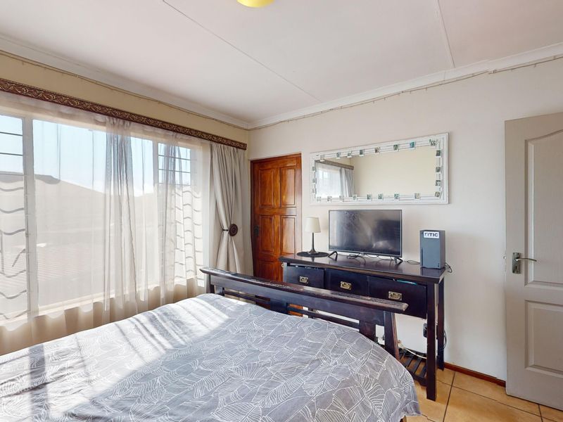 Spacious apartment in sought after neighbourhood. - Photo 8