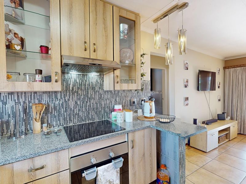 Spacious apartment in sought after neighbourhood. - Photo 6