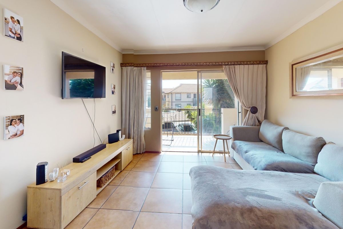 Spacious apartment in sought after neighbourhood. - Photo 3