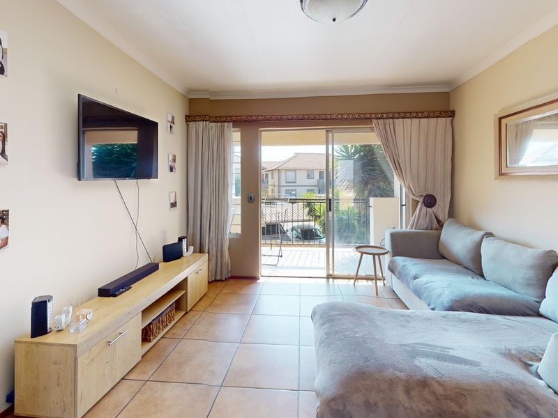 Spacious apartment in sought after neighbourhood. - Photo 3