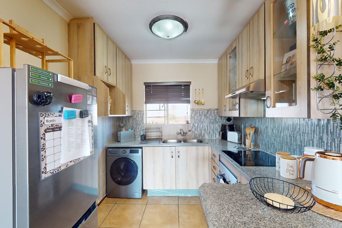 Spacious apartment in sought after neighbourhood. - Photo 4