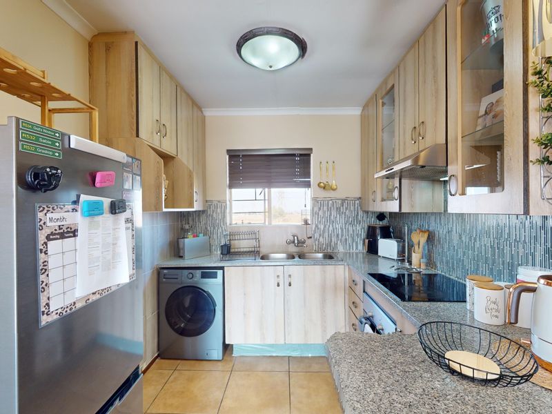 Spacious apartment in sought after neighbourhood. - Photo 4