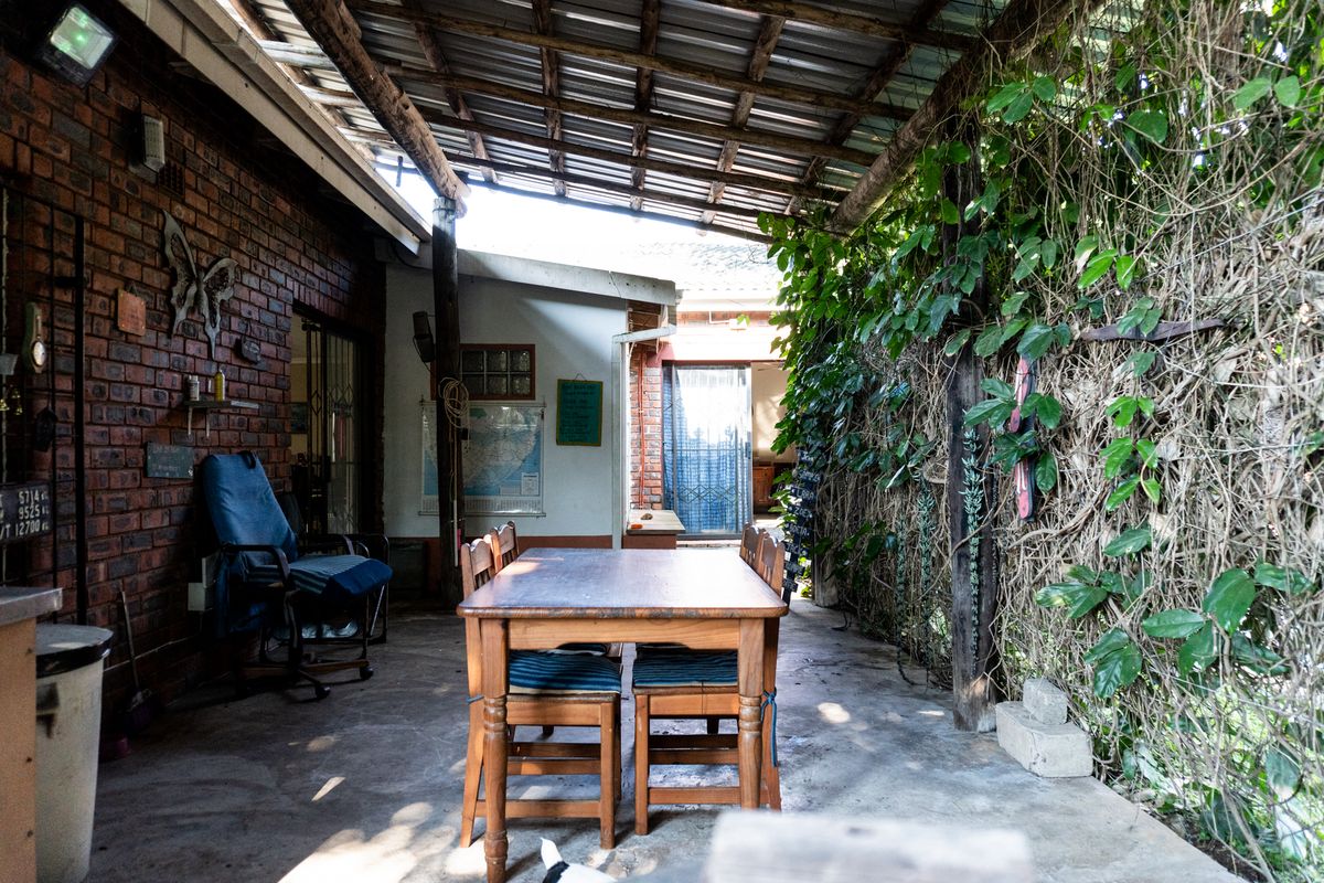 Spacious Family Home with Additional Granny Flat and Entertainment Area - Photo 5