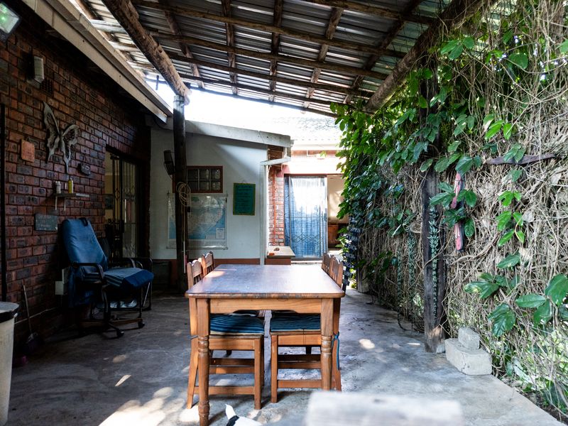 Spacious Family Home with Additional Granny Flat and Entertainment Area - Photo 5