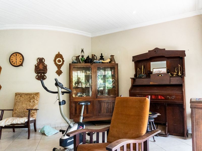 Spacious Family Home with Additional Granny Flat and Entertainment Area - Photo 8