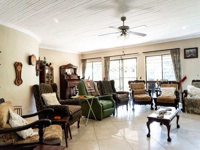 Spacious Family Home with Additional Granny Flat and Entertainment Area - Photo 7