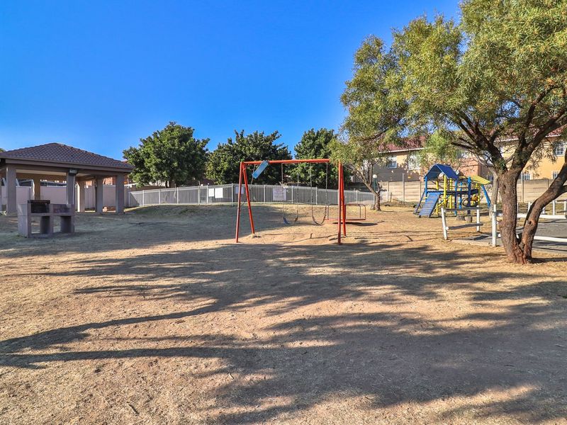 Sunny First Floor Apartment in Vorna Valley - Photo 9