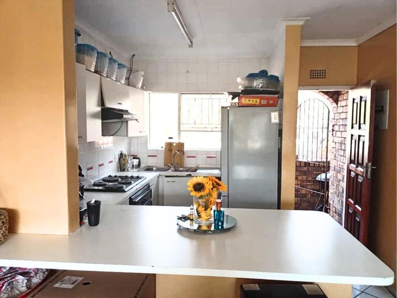 Sunny 2-Bedroom Upstairs Unit for Sale in Buccleuch - Photo 3