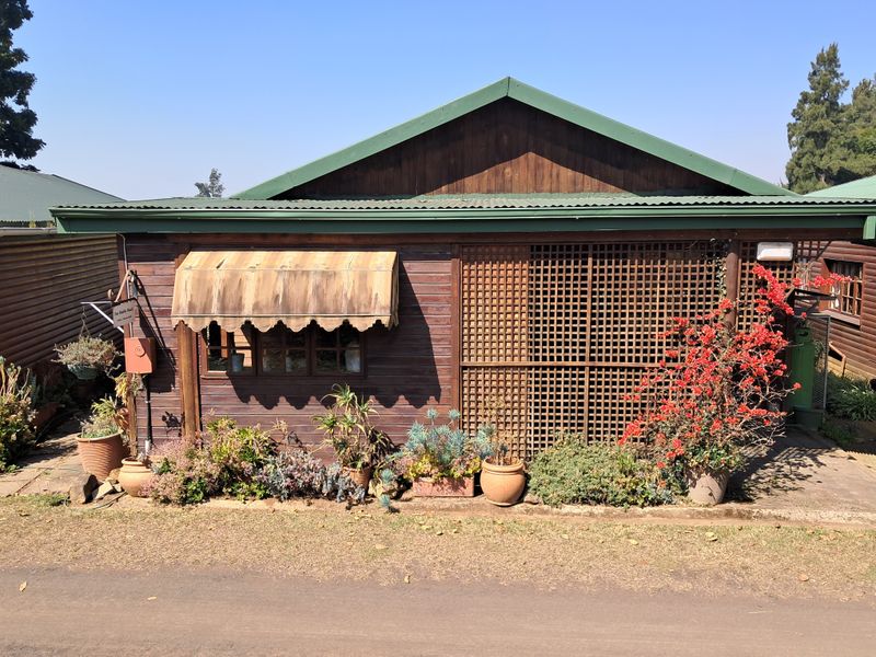 Tranquil Country Living with Lake Views – Perfect for Permanent or Holiday Living - Photo 1