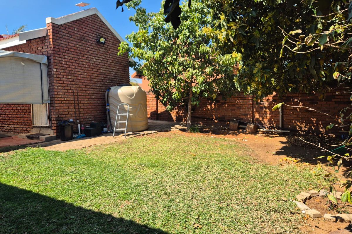 Charming family home featuring modern amenities and a spacious yard! - Photo 3