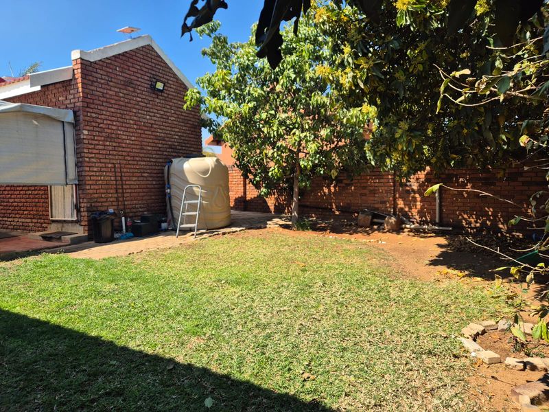 Charming family home featuring modern amenities and a spacious yard! - Photo 3