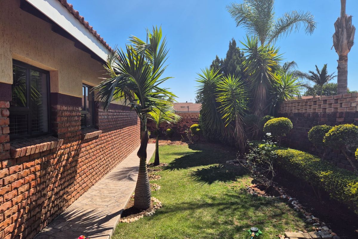 Charming family home featuring modern amenities and a spacious yard! - Photo 5