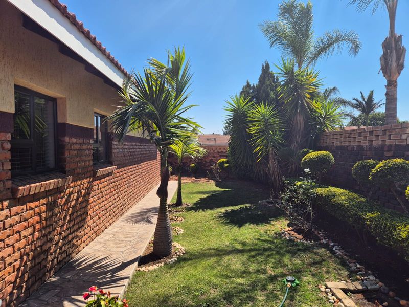 Charming family home featuring modern amenities and a spacious yard! - Photo 5