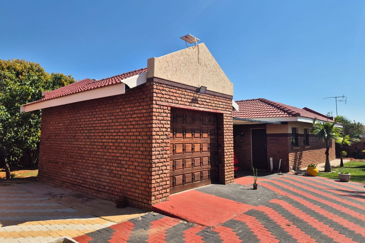 Charming family home featuring modern amenities and a spacious yard! - Photo 2