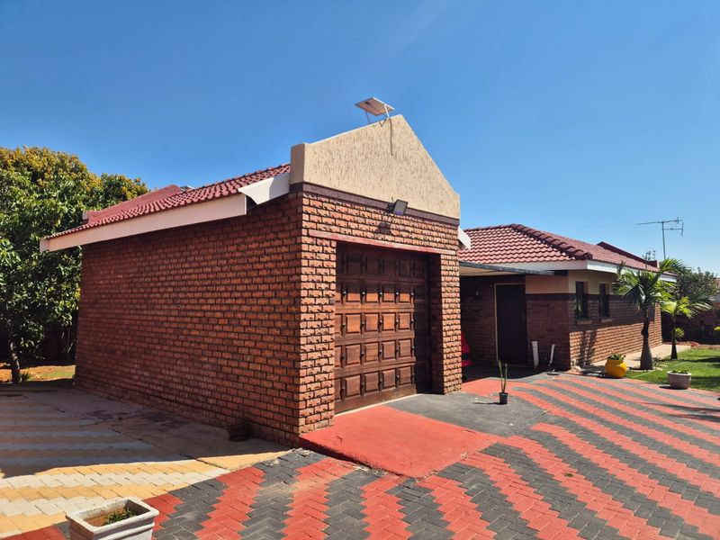 Charming family home featuring modern amenities and a spacious yard! - Photo 2